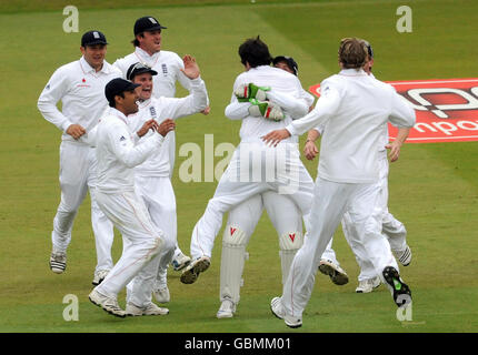 Il Graham Onions dell'Inghilterra celebra la presa del wicket di Lendl Simmons, catturato da Andrew Strauss per 16 durante il primo match di prova di npower al campo di cricket del Signore, Londra. Foto Stock