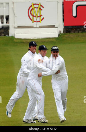 Andrew Strauss, in Inghilterra, festeggia il lancio di Lendl Simmons per il 16 nel bowling di Graham Onions durante il primo match di Npower Test al Lord's Cricket Ground, Londra. Foto Stock