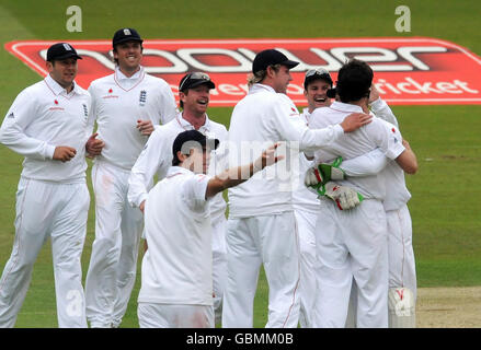 Graham Onions, in Inghilterra, celebra il lancio del wicket di Denesh Ramdin, lbw per 5 anni durante il primo match di Npower Test al Lord's Cricket Ground, Londra. Foto Stock