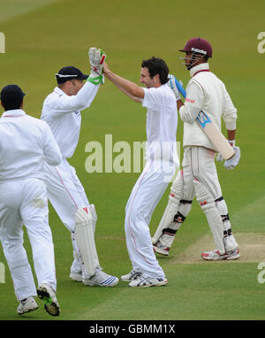 Cricket - primo test npower - Day Two - Inghilterra / West Indies - Lord's Cricket Ground. Graham Onions, in Inghilterra, celebra il lancio dei Lendl Simmonds delle Indie Occidentali Foto Stock