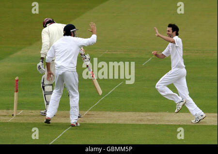 Cricket - primo test npower - Day Two - Inghilterra / West Indies - Lord's Cricket Ground. Graham Onions, in Inghilterra, festeggia il suo quarto picket della giornata, durante la prima partita di test npower al Lord's Cricket Ground di Londra. Foto Stock