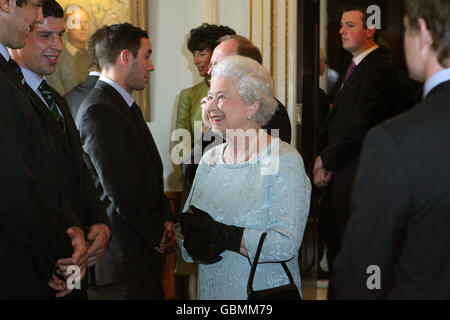 La regina Elisabetta II incontra i membri della squadra irlandese di rugby vincitrice del RBS 6 Nations Grand Slam a Hillsborough Castle il secondo giorno della sua visita in Irlanda del Nord. Foto Stock