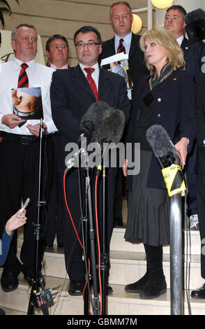 Ministro delle frontiere e dell'immigrazione, Phil Woolas (centro) e Joanna Lumley durante una conferenza stampa a Millbank, centro di Londra. Foto Stock