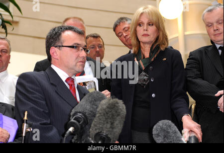 Ministro delle frontiere e dell'immigrazione, Phil Woolas (a sinistra) e Joanna Lumley durante una conferenza stampa a Millbank, nel centro di Londra. Foto Stock