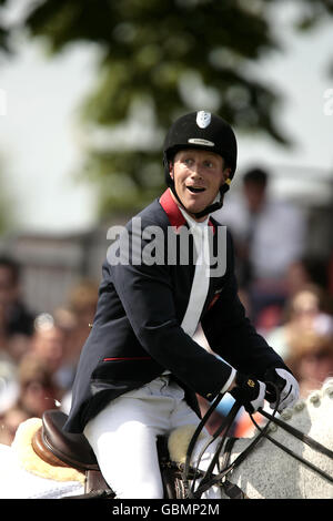 Oliver Townend in sella a Flint Curtis reagisce dopo aver realizzato la sua vittoria generale durante la gara di salto show nell'ultimo giorno alle prove a cavallo di Badminton 2009 Foto Stock