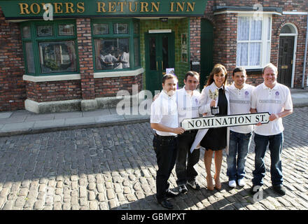 Carol Vorderman lancia il Daily Mirror Pride of Britain Awards sul set televisivo SOAP Coronation Street, Manchester, con attori (da sinistra a destra) Alan Halsall, Michael le Vell, Ryan Thomas e Antony Cotton. Foto Stock