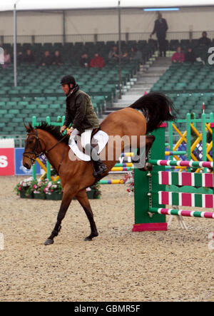 William Funnel Riding Billy Bishop compete nel primo round del Horse & Hound Foxhunter al Windsor Horse Show nei terreni privati del Castello di Windsor nel Berkshire. Foto Stock