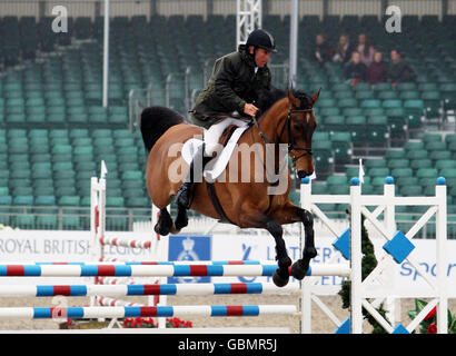 William Funnel Riding Billy Bishop compete nel primo round del Horse & Hound Foxhunter al Windsor Horse Show nei terreni privati del Castello di Windsor nel Berkshire. Foto Stock