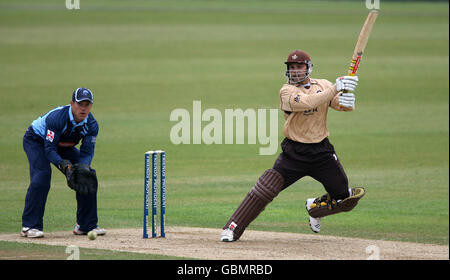 Mark Ramprakash di Surrey sulla sua strada per un inning di 121 contro Gloucestershire. Foto Stock