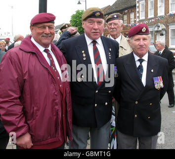 Veterani di spedizione aerea (da sinistra a destra) Satch Comley, 61, James Archer, 57, e Jack Craig, 67, tutti da Swindon, Wiltshire, che erano a Wootton Bassett per pagare i loro omaggi ai quattro soldati uccisi in un solo giorno di violenza in Afghanistan. Foto Stock