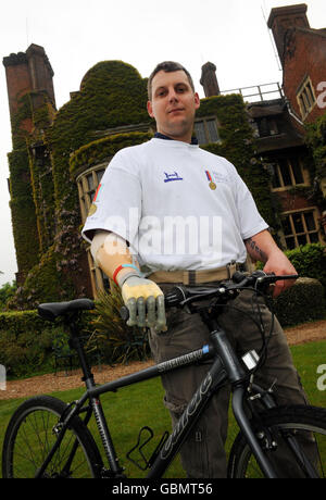 Il sergente Darren Fuller, del secondo Battaglione, Parachute Regiment, Headley Court, Surrey, prima del suo ciclo di 350 miglia attraverso la Francia più avanti questo mese. Foto Stock