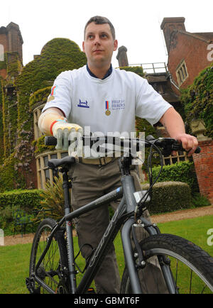 Il sergente Darren Fuller, del secondo Battaglione, Parachute Regiment, Headley Court, Surrey, prima del suo ciclo di 350 miglia attraverso la Francia più avanti questo mese. Foto Stock
