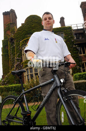 Il sergente Darren Fuller, del secondo Battaglione, Parachute Regiment, Headley Court, Surrey, prima del suo ciclo di 350 miglia attraverso la Francia più avanti questo mese. Foto Stock