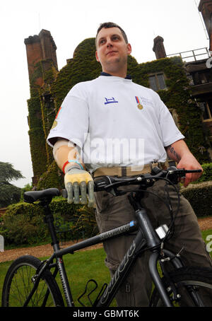 Soldati feriti ottenere sulle loro moto Foto Stock