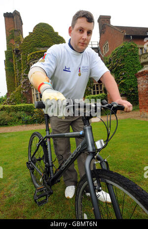 Soldati feriti ottenere sulle loro moto Foto Stock