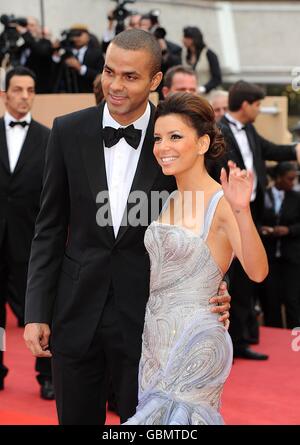 EVA Longoria Parker e Tony Parker arrivano alla prima "Bright Star", al Palais de Festival durante il 62° Festival di Cannes, in Francia. Foto Stock