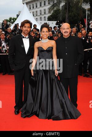 Hrithik Roshan (a sinistra), Barbara Mori e Rakesh Roshan (a destra) che arrivano alla prima "Bright Star", al Palais de Festival durante il 62° Festival di Cannes, in Francia. Foto Stock