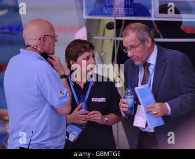 L'ex ministro dello Sport Richard Caborn MP (a destra) partecipa ai campionati internazionali britannici di nuoto per disabili presso il Ponds Forge International Sports Centre di Sheffield. Foto Stock