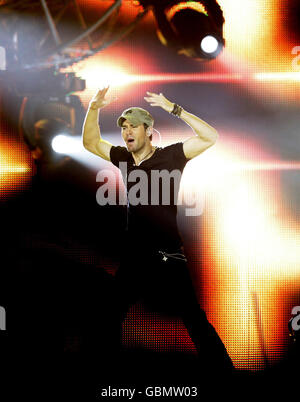 Alesha Dixon e Enrique Iglesias in concerto - Londra Foto Stock