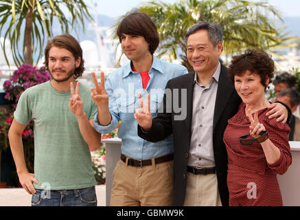 Regista Ang Lee, seconda a destra, con il cast del film 'Take Woodstock' (da sinistra) Emile Hirsch, Demetri Martin, e Imelda Staunton, in una fotocellula al Palais des Festivals, a Cannes, Francia, nell'ambito del 62° Festival annuale del Cinema di Cannes Foto Stock