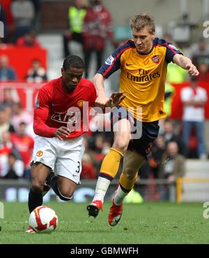 Calcio - Barclays Premier League - Manchester United / Arsenal - Old Trafford. Patrice Evra del Manchester United (a sinistra) e Nicklas Bendtner dell'Arsenal (a destra) lottano per la palla Foto Stock