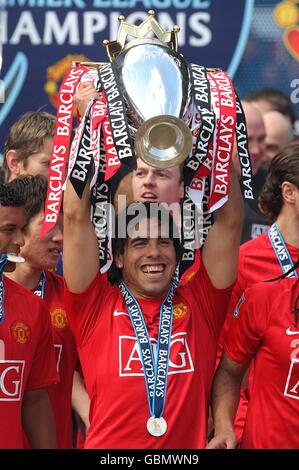 Carlos Tevez, il Manchester United, solleva il trofeo Barclays Premier League Foto Stock