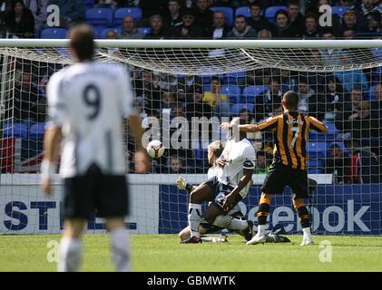 Calcio - Barclays Premier League - Bolton Wanderers / Hull City - Reebok Stadium. Craig Fagan di Hull City (a destra) segna i suoi lati che eguagliano l'obiettivo Foto Stock