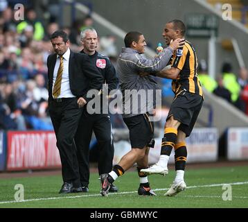 Il Craig Fagan di Hull City (a destra) festeggia con il sostituto Nathan Doyle dopo che segna i suoi lati obiettivo di equalizzazione Foto Stock