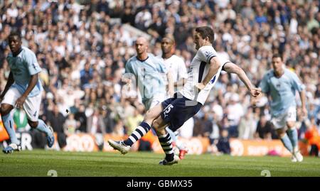 Calcio - Barclays Premier League - Tottenham Hotspur / Manchester City - White Hart Lane. Robbie Keane di Tottenham Hotspur segna il secondo goal dal punto di rigore Foto Stock