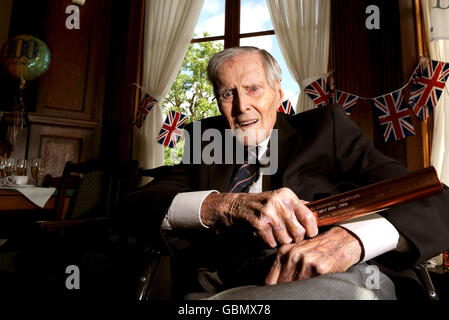 Olimpiadi - la Gran Bretagna è più antico Olympian Godfrey Rampling festeggia il suo centesimo compleanno - Bushey House Foto Stock