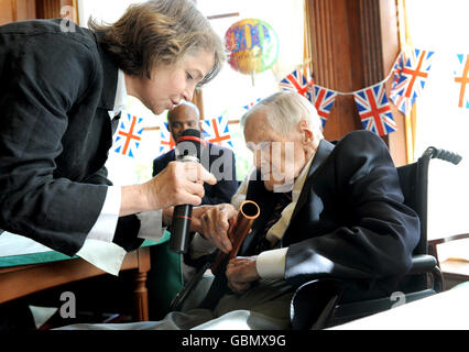 Olimpiadi - la Gran Bretagna è più antico Olympian Godfrey Rampling festeggia il suo centesimo compleanno - Bushey House Foto Stock