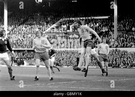 Calcio - Home Campionato Internazionale - Scozia / Galles. Rod Thomas (r) del Galles si allontana da Jim Holton (l) della Scozia mentre il compagno di squadra John Roberts (c) guarda avanti Foto Stock