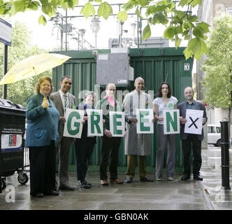 (Da sinistra a destra) l'eurodeputato del Partito Verde Jean Lambert con i candidati del Partito Verde Shasha Khan, Ute Michel, John Hunt, Shahrar Ali, Caroline Allen e Joseph Healy che partecipano al lancio delle elezioni europee del Partito Verde di Londra presso la stazione di monitoraggio della qualità dell'aria su Marylebone Road nel centro di Londra. Foto Stock