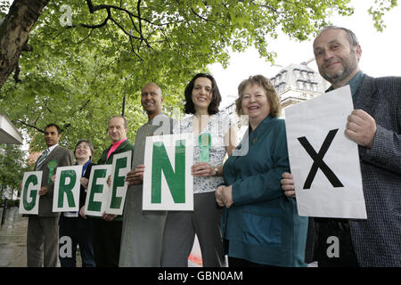 Jean Lambert (2° da destra) con i candidati del Partito Verde (da sinistra a destra) Shasha Khan, Ute Michel, John Hunt, Shahrar Ali, Caroline Allen e Joseph Healy al lancio delle elezioni europee del Partito Verde di Londra presso la stazione di monitoraggio della qualità dell'aria su Marylebone Road nel centro di Londra. Foto Stock