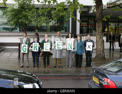 Jean Lambert (2° da destra) con i candidati del Partito Verde (da sinistra a destra) Shasha Khan, Ute Michel, John Hunt, Shahrar Ali, Caroline Allen e Joseph Healy al lancio delle elezioni europee del Partito Verde di Londra presso la stazione di monitoraggio della qualità dell'aria su Marylebone Road nel centro di Londra. Foto Stock