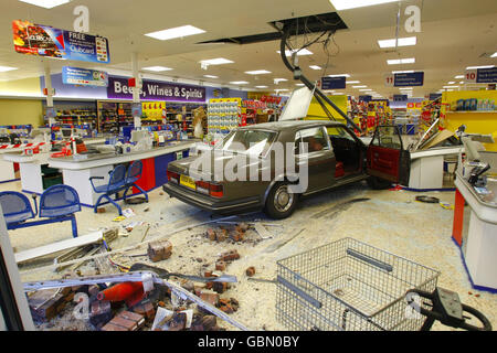 Un'auto Rolls Royce dopo che ha sbattuto attraverso la finestra del superstore Tesco ad Andover, Hampshire. Un uomo di 50 anni è stato arrestato oggi, sospettato di tentato omicidio e di un tentativo di guida con bevande, dopo che una Rolls Royce si è schiantata nel supermercato. Sei donne hanno sofferto tagli, lividi e shock quando il veicolo è passato attraverso la finestra del negozio Tesco in River Way, Andover, Hampshire, a circa 4.30 questo pomeriggio, la polizia ha detto. Gli acquirenti correvano per la copertura mentre l'auto si schiantava in scaffali e stills e poi cercarono di invertire la marcia ma si sono bloccati. Foto Stock