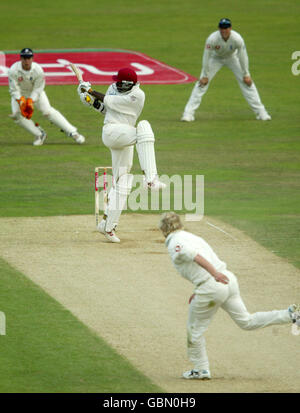 Cricket - npower Fourth Test - Inghilterra / West Indies - Day Two. Chris Gayle di West Indies arriva in Matthew Hoggard per quattro per completare un momento storico di prova, sei volte in più Foto Stock