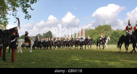 Il maggiore generale William Cubitt, Comandante della divisione domestica, conduce la sua revisione del reggimento montato dalla Casa Cavalleria, in Hyde Park, centro di Londra. Foto Stock