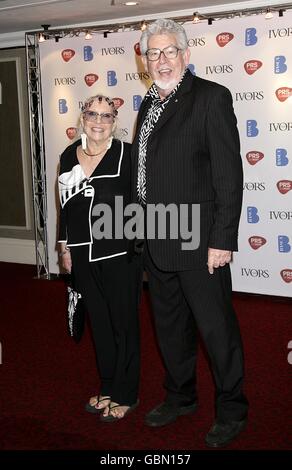 Rolf Harris e la moglie ALWEN Hughes arrivano al 54esimo Ivor Novello Awards alla Grosvenor House, Park Lane London. Foto Stock