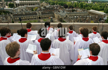 St John's College Chapel Choir esegue un Inno del giorno dell'Ascensione sul tetto della St John's Chapel a Cambridge. Foto Stock