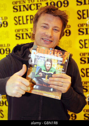 Lo chef Jamie Oliver lancia la sua nuova rivista mensile, Jamie Magazine, a Selfridges su Oxford Street, Londra. Foto Stock