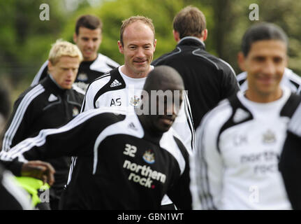 Calcio - Newcastle United Training Session - Longbenton. Alan Shearer, direttore del Newcastle United, durante la sessione di allenamento a Longbenton, Newcastle. Foto Stock