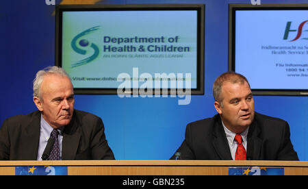 Il Professor Bill Hall (a sinistra), Presidente del National Pandemic Influenza Group e il Dr. Tony Holohan, del Dipartimento di Salute e Bambini tengono una conferenza stampa presso il Government Press Centre di Dublino, che conferma un caso di influenza suina nel paese. Foto Stock