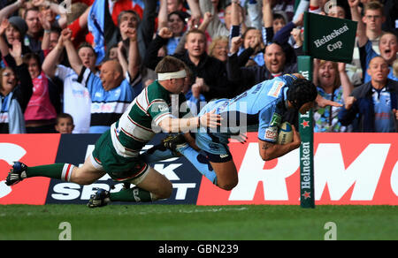 Tom James dei Blues di Cardiff ha fatto un tentativo in curva per mettere a livello i punteggi contro le Tigri di Leicester durante la Heineken Cup, partita semi-finale al Millennium Stadium di Cardiff. Foto Stock