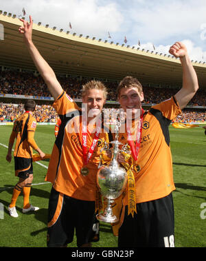 Il David Edwards di Wolverhampton Wanderers e Sam Vokes (a destra) innalzano il Trofeo del Campionato di Calcio dopo la partita del Coca-Cola Championship a Molineux, Wolverhampton. Foto Stock