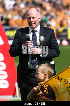 Steve Morgan, presidente di Wolverhampton Wanderers, addice alla folla durante la presentazione del trofeo. Foto Stock