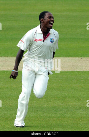 Il Fidel Edwards delle Indie Occidentali festeggia dopo che Kevin Pietersen dell'Inghilterra è uscito per un'anatra d'oro, catturata da Denesh Ramdin durante il primo test di Npower al Lord's Cricket Ground, Londra. Foto Stock