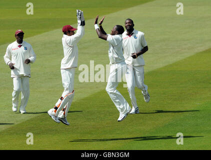 Il Fidel Edwards di West Indies festeggia dopo il bowling di Alastair Cook per il 35 durante il primo match di test Npower al Lord's Cricket Ground, Londra. Foto Stock