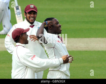 Il Fidel Edwards delle Indie Occidentali festeggia dopo che Kevin Pietersen dell'Inghilterra è uscito per un'anatra d'oro, catturata da Denesh Ramdin durante il primo test di Npower al Lord's Cricket Ground, Londra. Foto Stock