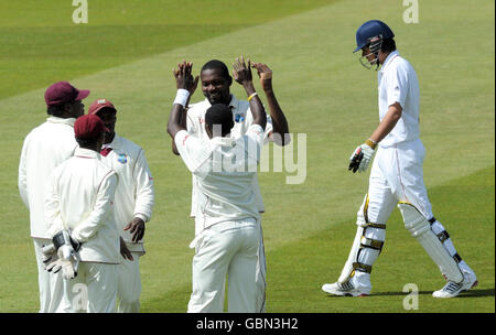 Il Fidel Edwards di West Indies festeggia dopo aver bowling l'Alastair Cook dell'Inghilterra per il 35 durante il primo match di test Npower al Lord's Cricket Ground di Londra. Foto Stock